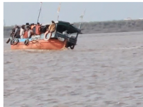 જંબુસરના દરિયામાં બોટ પલટી, LIVE VIDEO:ભરતીનું પાણી વધી જતા 5 સેકન્ડમાં જ બોટ ઊંધી વળી ગઈ, 23 કામદારોને બચાવાયા, બોટ માલિકનું મોત