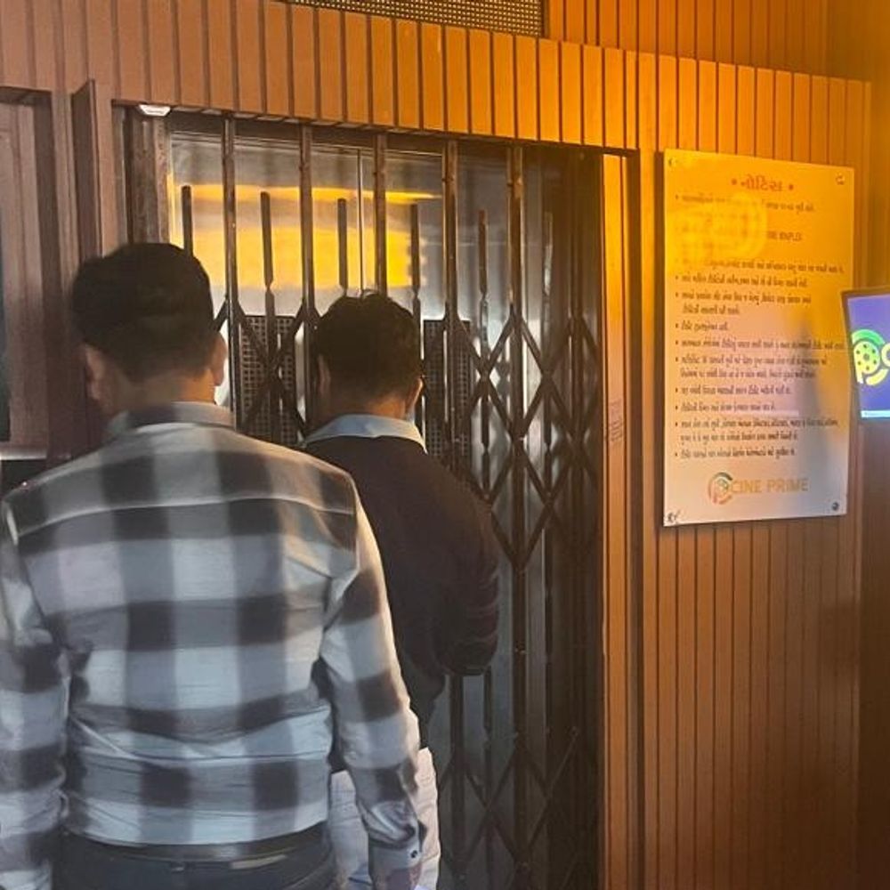 અમદાવાદમાં સિને પ્રાઈડ-મિરાજ મલ્ટિપ્લેક્સ અને હોસ્પિટલ સહિત 8 મિલકતો સીલ:10 મલ્ટિપ્લેક્સમાં અને 103 હોસ્પિટલમાં ચેકિંગ, બીયુ પરવાનગી અને ફાયર સેફ્ટી ના હોય તેને નોટિસો