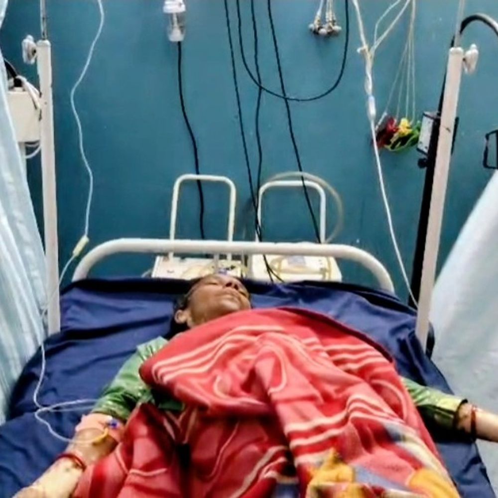 કોડીનારના વલાદરમાં 50 વર્ષીય મહિલા પર દીપડાનો હુમલો:યુવકે બચાવ્યો જીવ, ગ્રામજનોમાં ભય અને રોષ; વનવિભાગ પાસે કાયમી અને કડક કાર્યવાહીની માંગ