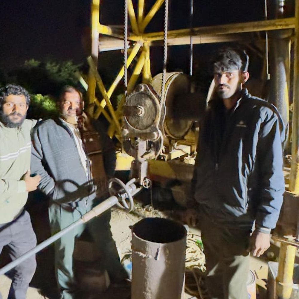 ભુજમાં બોરવેલમાં ખાબકેલા યુવકનો 9 કલાક બાદ મૃતદેહ હાથ લાગ્યો:150 ફૂટ ઊંડાઈએ ફસાયેલા યુવકને લોખંડના હૂકને દોરડા વડે બાંધી બહાર કઢાયો; પારિવારિક ઝઘડા બાદ કૂદકો માર્યો હોવાની શંકા