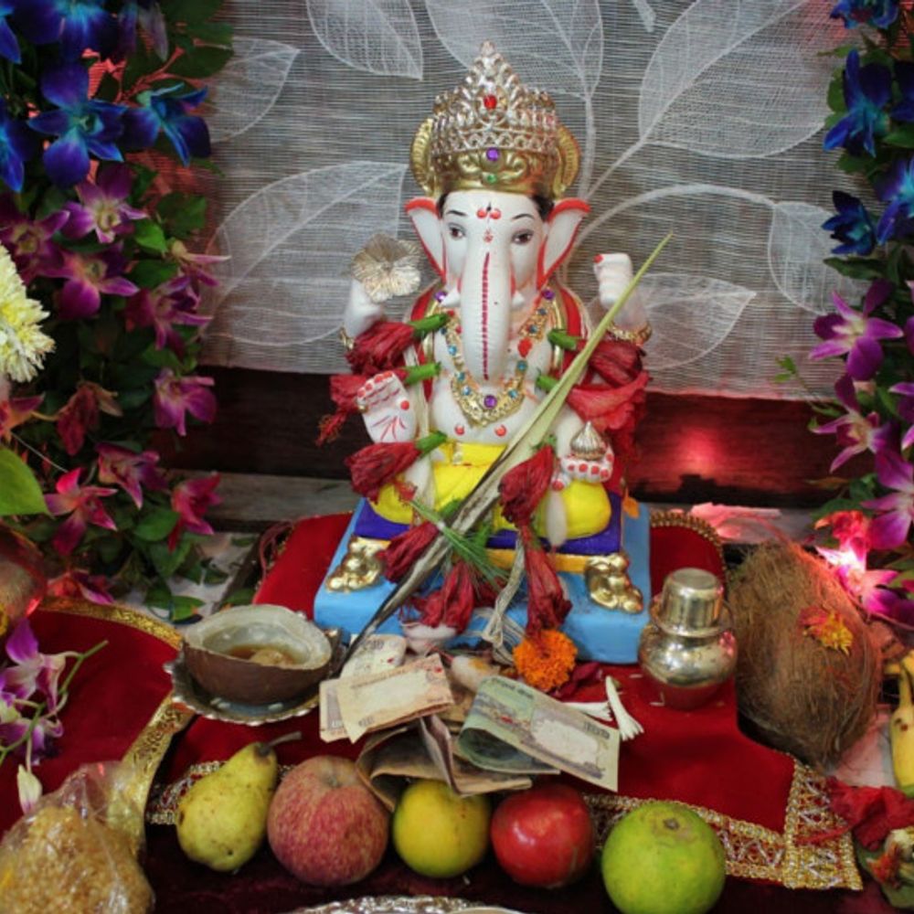 આજે ગણેશ ચતુર્થી: સાંજે 8 વાગ્યે ચંદ્રોદય, સુખ-સમૃદ્ધિની કામના અર્થે વ્રત અને ચંદ્રને અર્ઘ્ય ચઢાવી ગણેશ પૂજા કરો.