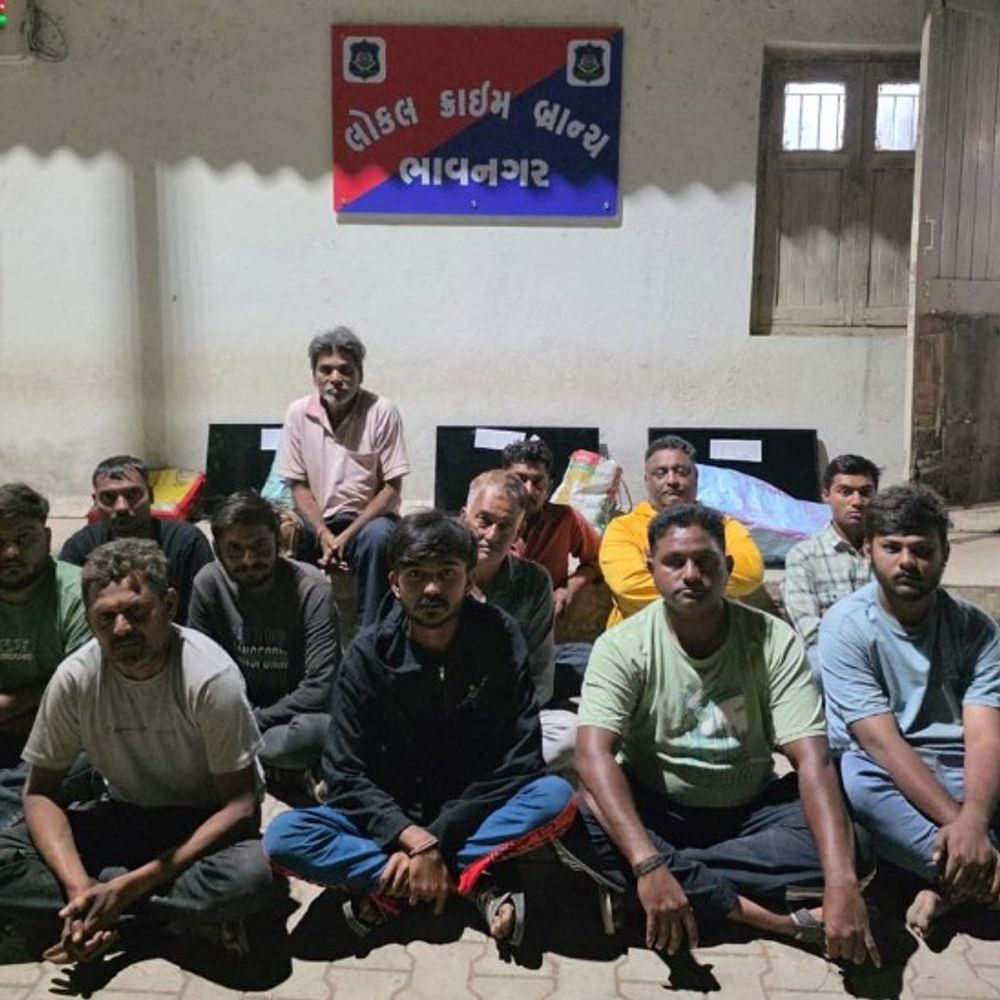 ઓનલાઈન યંત્રના જુગાર પર ભાવનગર LCBનો સપાટો:વિદ્યાર્થી, વેપારી, નોકરિયાત, રિક્ષાડ્રાઈવર સહિત 12 શખસ ઝડપાયા, 3 ફરાર