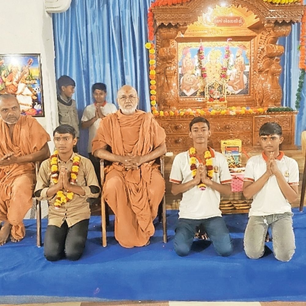 સ્વામિનારાયણ ગુરુકુળમાં ગીતા જયંતી ઉજવણી અને વિદ્યાર્થીઓએ શ્લોક જીવનમાં ઉતારવાનો સંકલ્પ કર્યો.