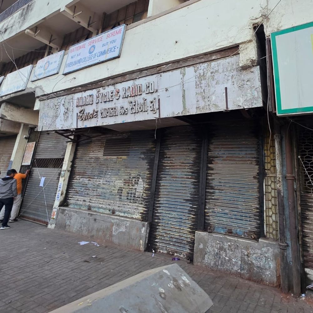 અમદાવાદની વિવેકાનંદ કોલેજ BU પરવાનગી અને ફાયર સેફ્ટી વિના સીલ, વિદ્યાર્થીઓએ વહેલી સવારે પાછા ફરવું પડ્યું.