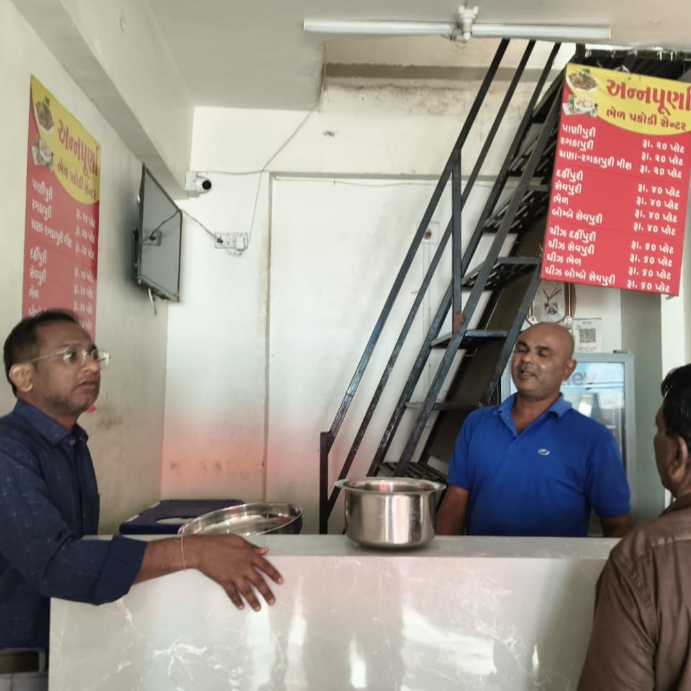 સુરેન્દ્રનગરમાં મનપાનું ચેકિંગ: ખાણી પીણીના 15 વેપારીઓને ત્યાંથી SAMPLE લેવાયા.