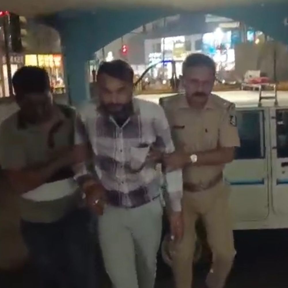 વડોદરા: Drink & Driveમાં નશામાં ધૂત કારચાલકે દંપતિને અડફેટે લીધા, આરોપીની ધરપકડ.