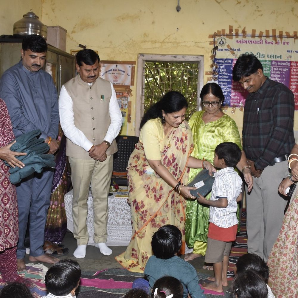 મંત્રી મનીષા વકીલની સુરેન્દ્રનગર આંગણવાડી કેન્દ્રની મુલાકાત: બાળકોને પૂર્વ પ્રાથમિક શિક્ષણ માટે માર્ગદર્શન અપાયું.