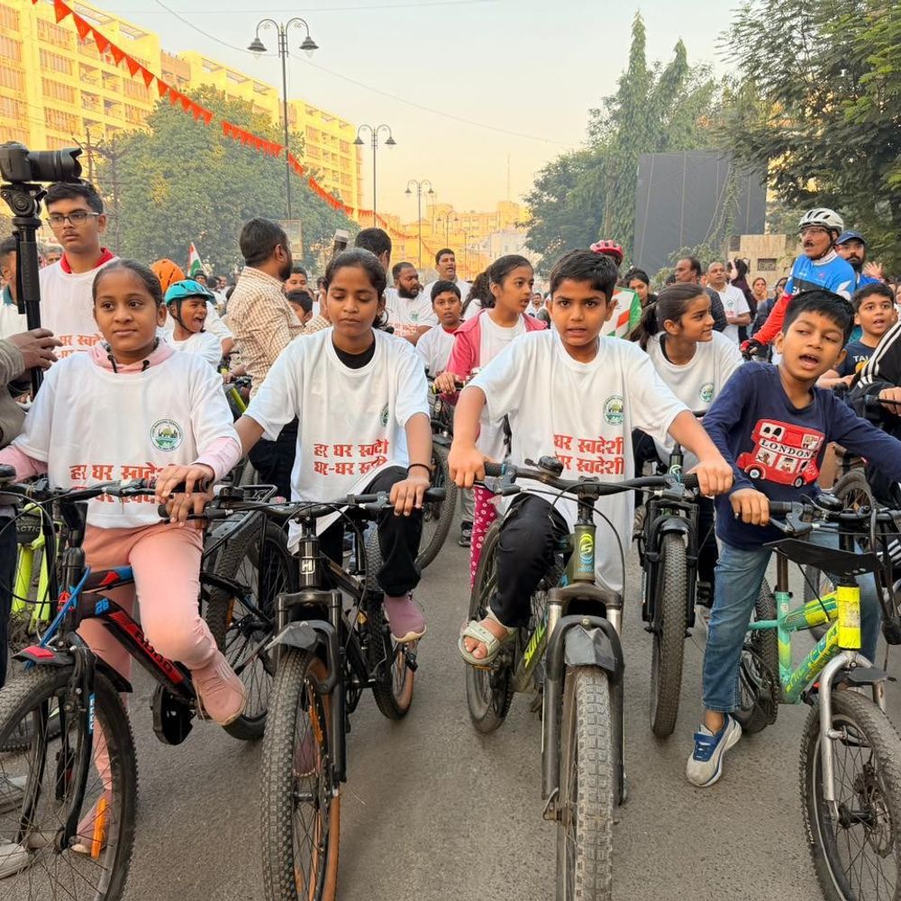 વાપીમાં 'Har Ghar Swadeshi' અભિયાન હેઠળ સાયકલોથોન-મેરેથોન: નાગરિકો, યુવાનો અને રમતવીરોએ ઉત્સાહભેર ભાગ લીધો.