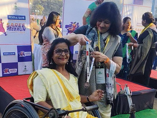4 હજારથી વધુ મહિલાની સાડી રન: યુવા, દિવ્યાંગ અને સિનિયર સિટીઝન બહેનોએ ભાગ લીધો, 'ફિટ ઇન્ડિયા'ને પ્રોત્સાહન.
