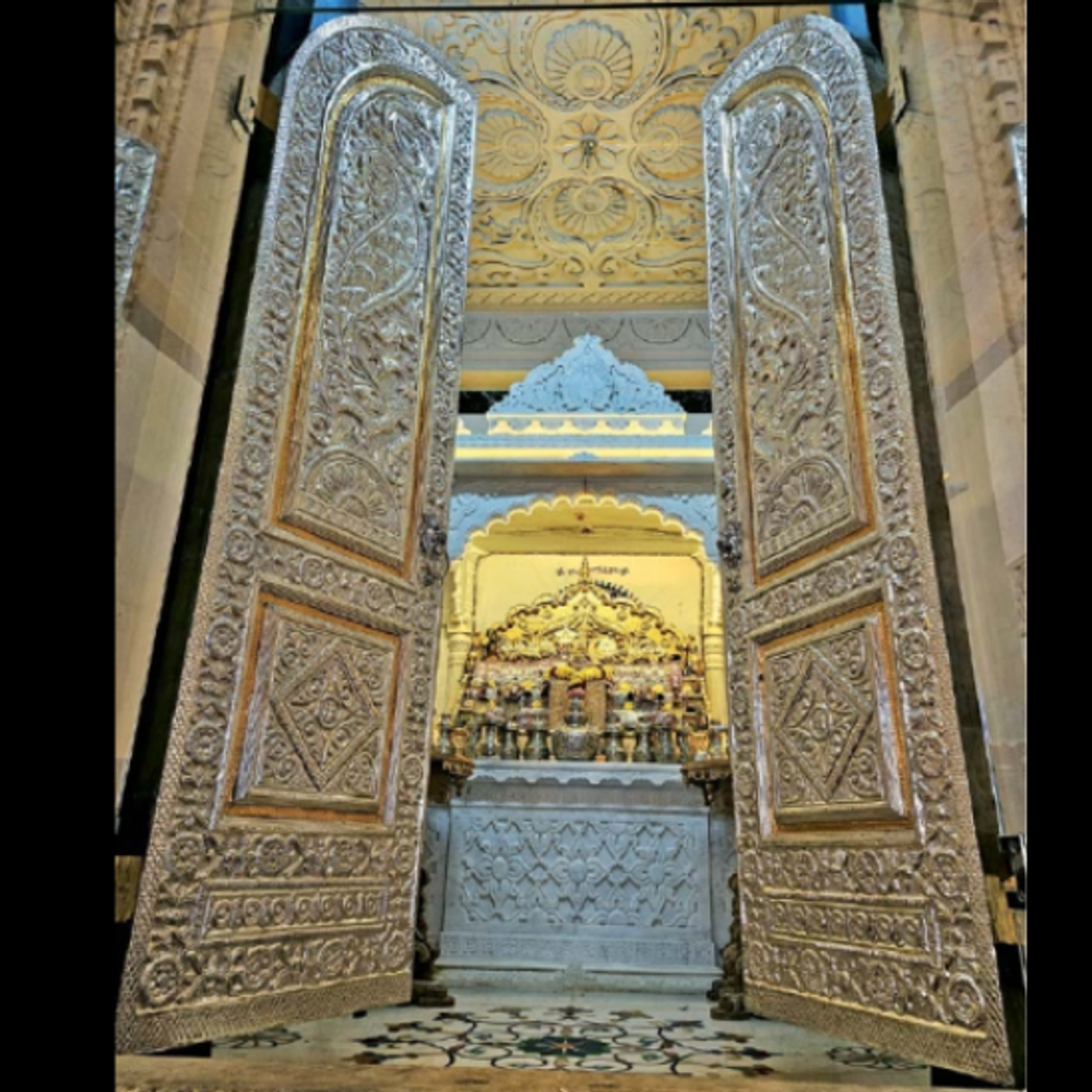 રાજકોટના પાળ ગામના ઠાકરદ્વારોમાં 51 તોલા સોનાનું સિંહાસન અને 18 કિલો ચાંદીથી મઢેલા દરવાજા આવેલ છે.