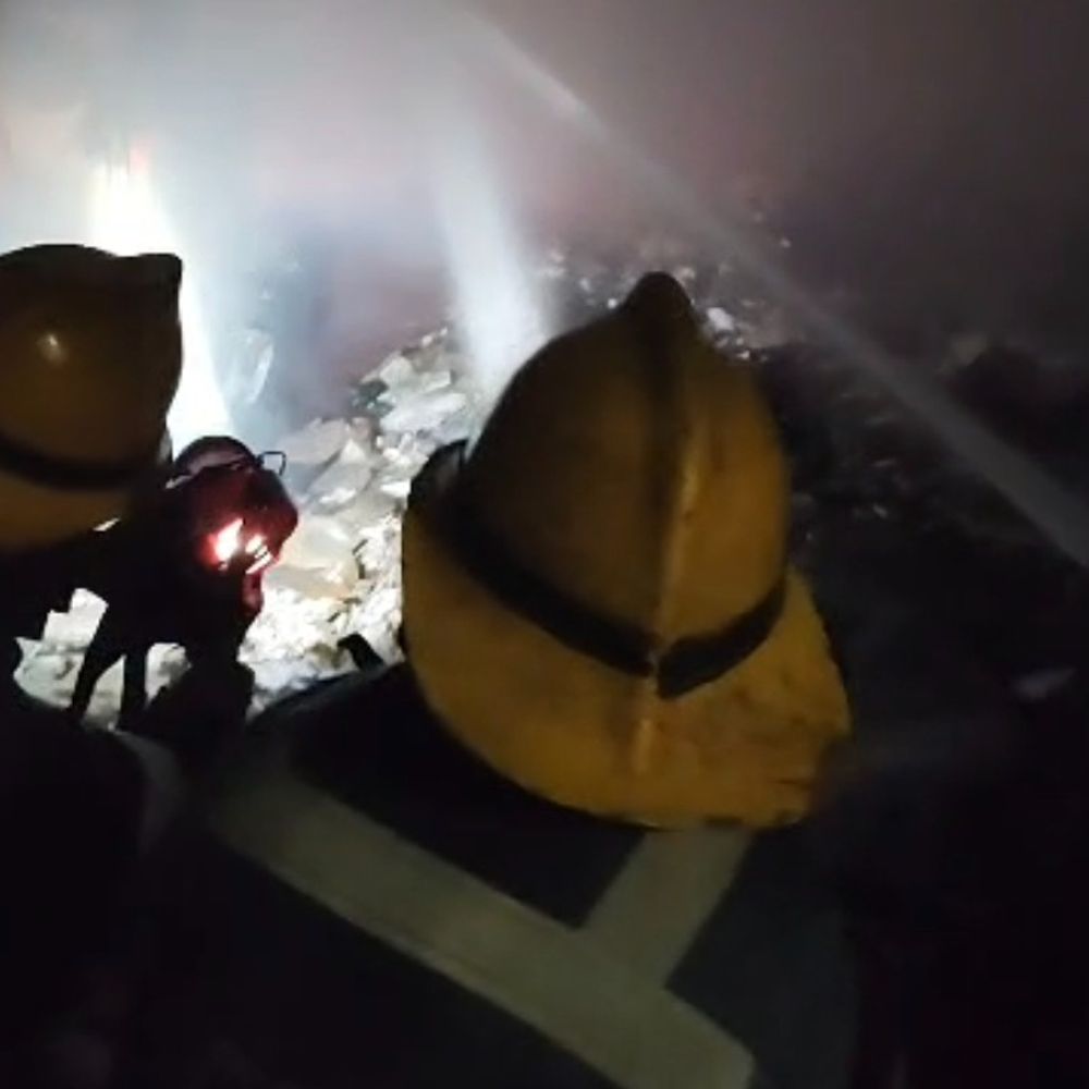 રતનપોળમાં કુર્તા-શેરવાનીની દુકાનમાં ભીષણ આગ, 9 ફાયરની ગાડીઓ ઘટનાસ્થળે, એક કલાકે આગ કાબૂમાં આવી.