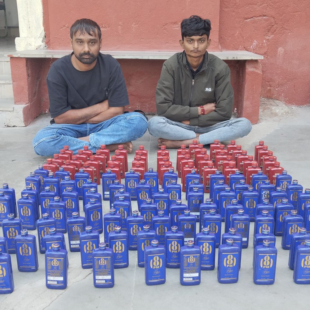 જામનગરમાં LCBએ દારૂની 135 બોટલો અને મોબાઈલ સાથે બે શખ્સોને ઝડપ્યા.
