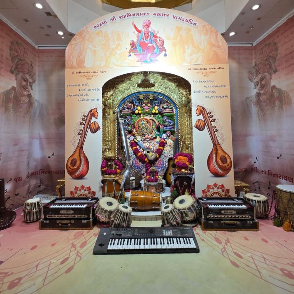 સાળંગપુર કષ્ટભંજનદેવ મંદિરે સંગીતમય શણગાર: એકાદશી અને સ્વામિનારાયણ મહામંત્ર પ્રાગટ્ય દિન નિમિત્તે દિવ્ય દર્શન.