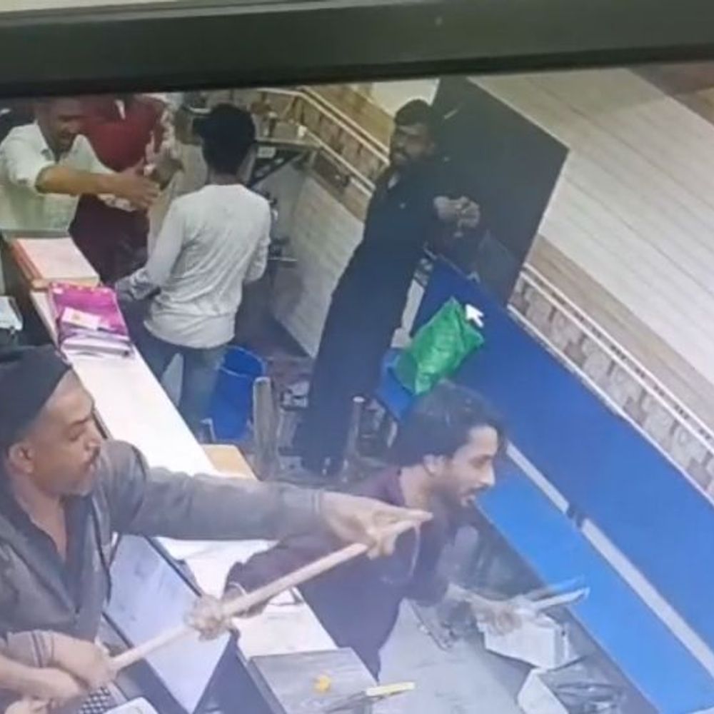 Cake કાપતા યુવકોને ડ્રાઇવરે ખસવાનું કહેતા ટ્રાવેલ્સ ઓફિસમાં તોડફોડ, મારામારી, CCTV ફૂટેજથી તપાસ.