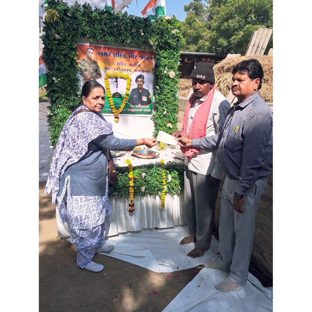નિવૃત્ત શિક્ષિકાએ મોરબીના શહીદ જવાનના પરિવારને મરણમૂડીમાંથી ₹51,000 ની સહાય આપી.