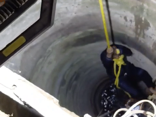 અમદાવાદ: જૈન દેરાસરના કૂવામાં પિતા-પુત્રી પડ્યા, LIVE રેસ્કયૂ; દીકરી લપસતા પિતાએ છલાંગ લગાવી, ફાયરે બચાવ્યા.