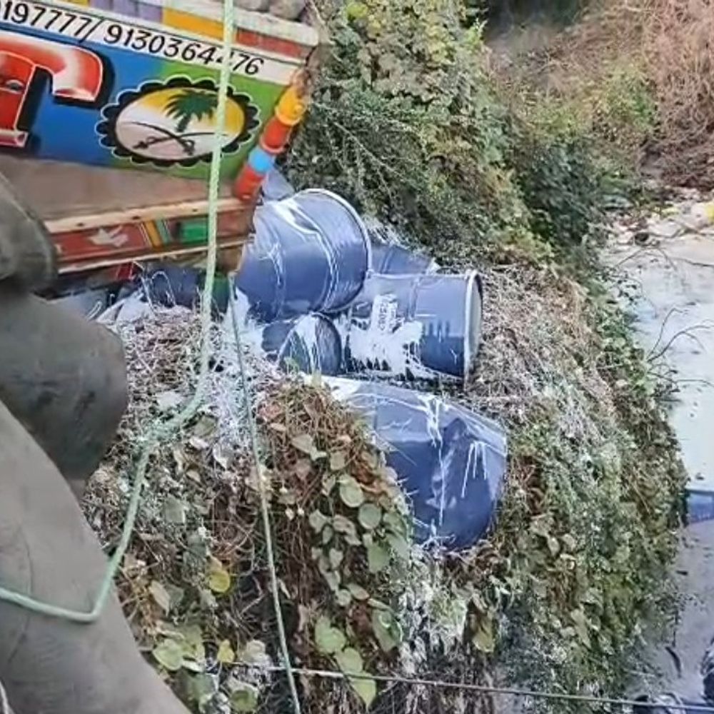 વરણામા નેશનલ હાઈવે પર ફેવિકોલ ભરેલો ટ્રક ડિવાઇડર સાથે અથડાયો, ડ્રાઇવરનું રેસ્ક્યૂ, ફેવિકોલની રેલમછેલ.