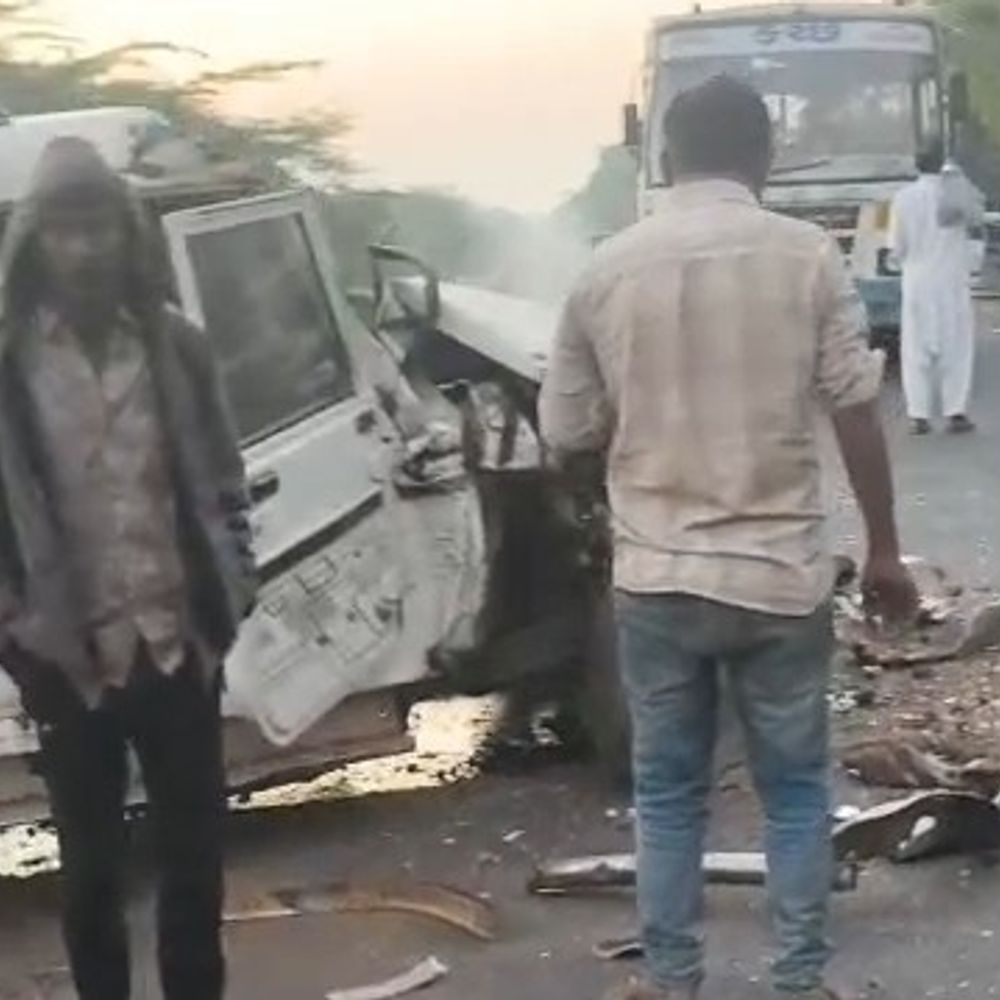 રાપર-ત્રબો માર્ગે વિચિત્ર અકસ્માત: રાત્રિના વાહનોમાં સવારે અન્ય વાહનો ભટકાતા 10 લોકો ઘાયલ થવાની સંભાવના.