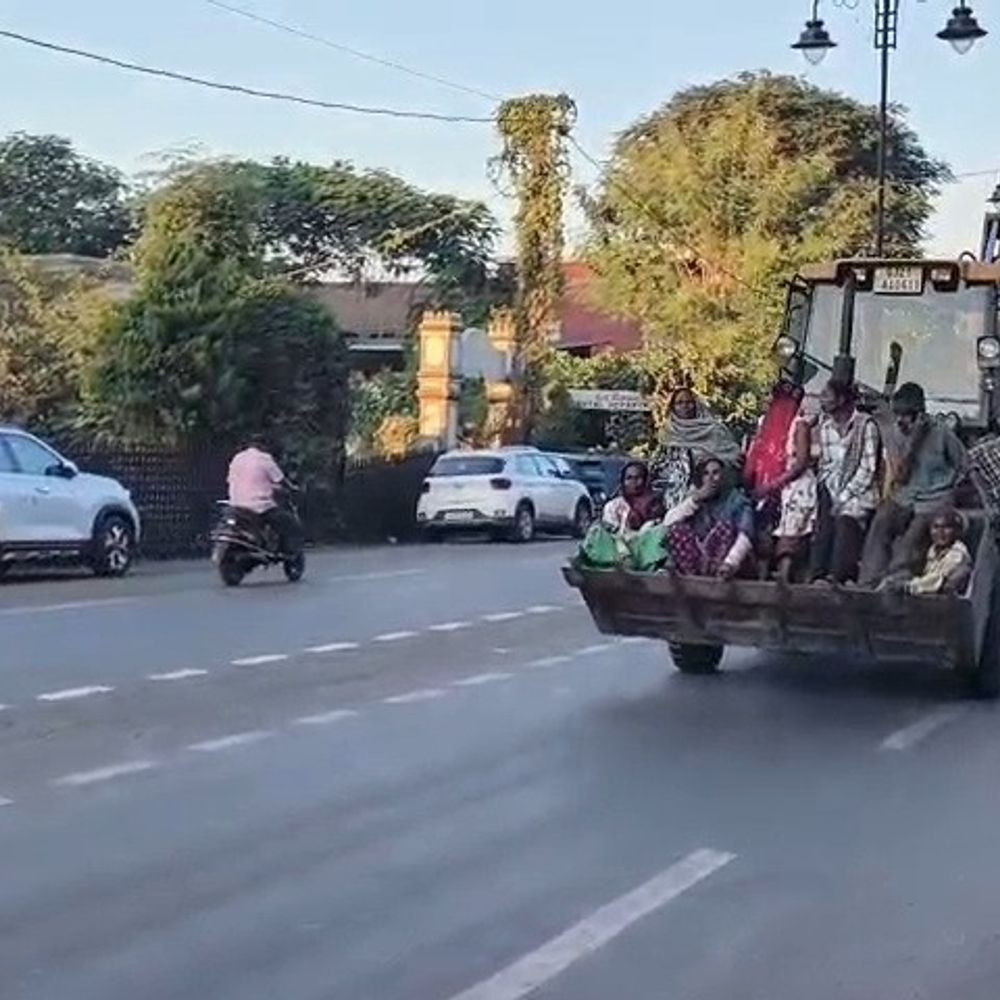 નવસારીમાં JCB બકેટમાં જોખમી મુસાફરીનો VIDEO વાયરલ, પોલીસે તપાસના આદેશ આપ્યા