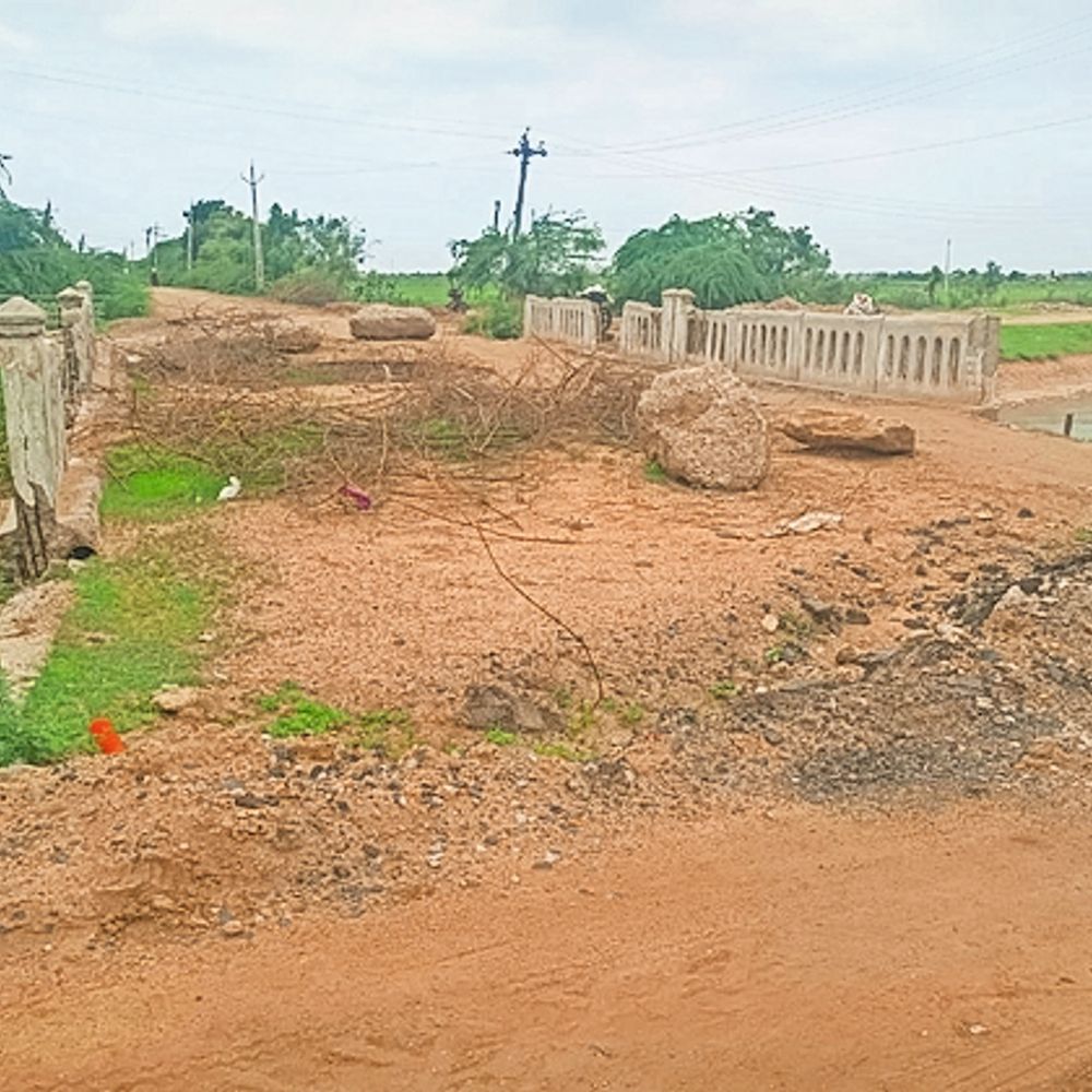 ટીકર ગામનો નર્મદા કેનાલનો પુલ જર્જરિત થતા અકસ્માતનો ભય. જલ્દી સમારકામ થાય એવી લોકોની માંગ.