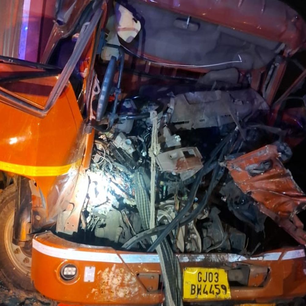 આઇશરે ટ્રકને ટક્કર મારતાં આઇશરચાલકનું મોત: કેબિનમાં ફસાયેલો ચાલક હોસ્પિટલ પહોંચે તે પહેલાં જ મોતને ભેટ્યો.