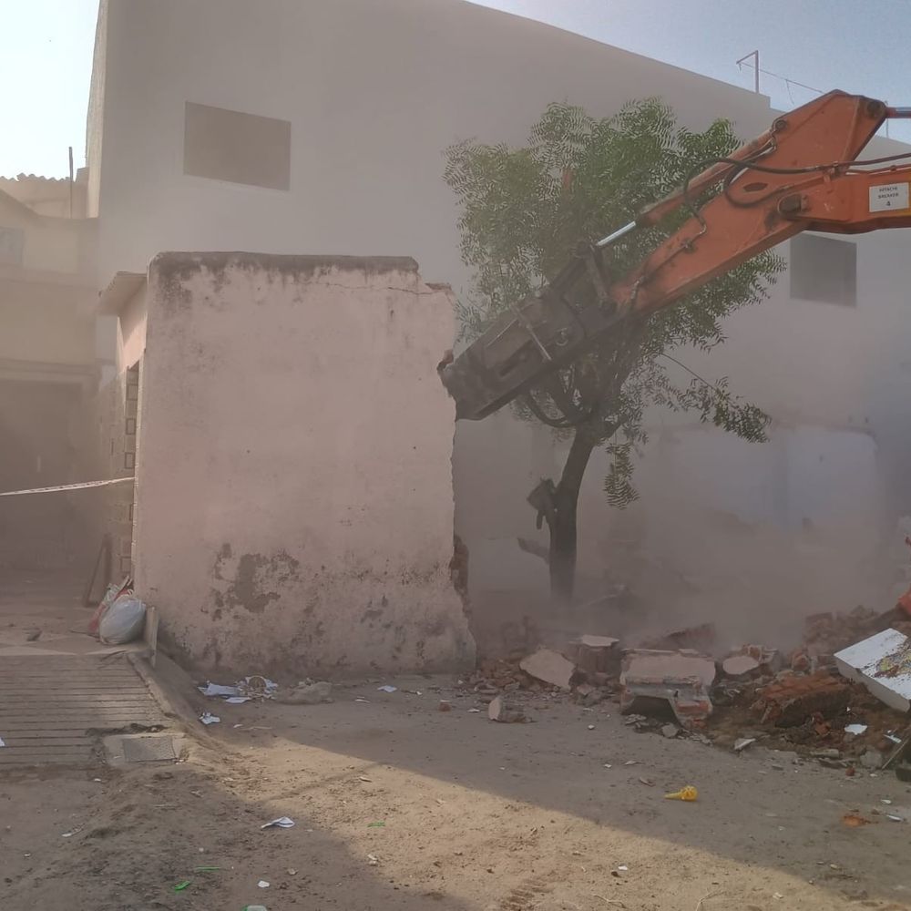 કુબેરનગર ITI રોડ પર કમલ તળાવમાં 150 કાચા-પાકા મકાનો પર ડિમોલિશન, નોટિસ બાદ કાર્યવાહી.