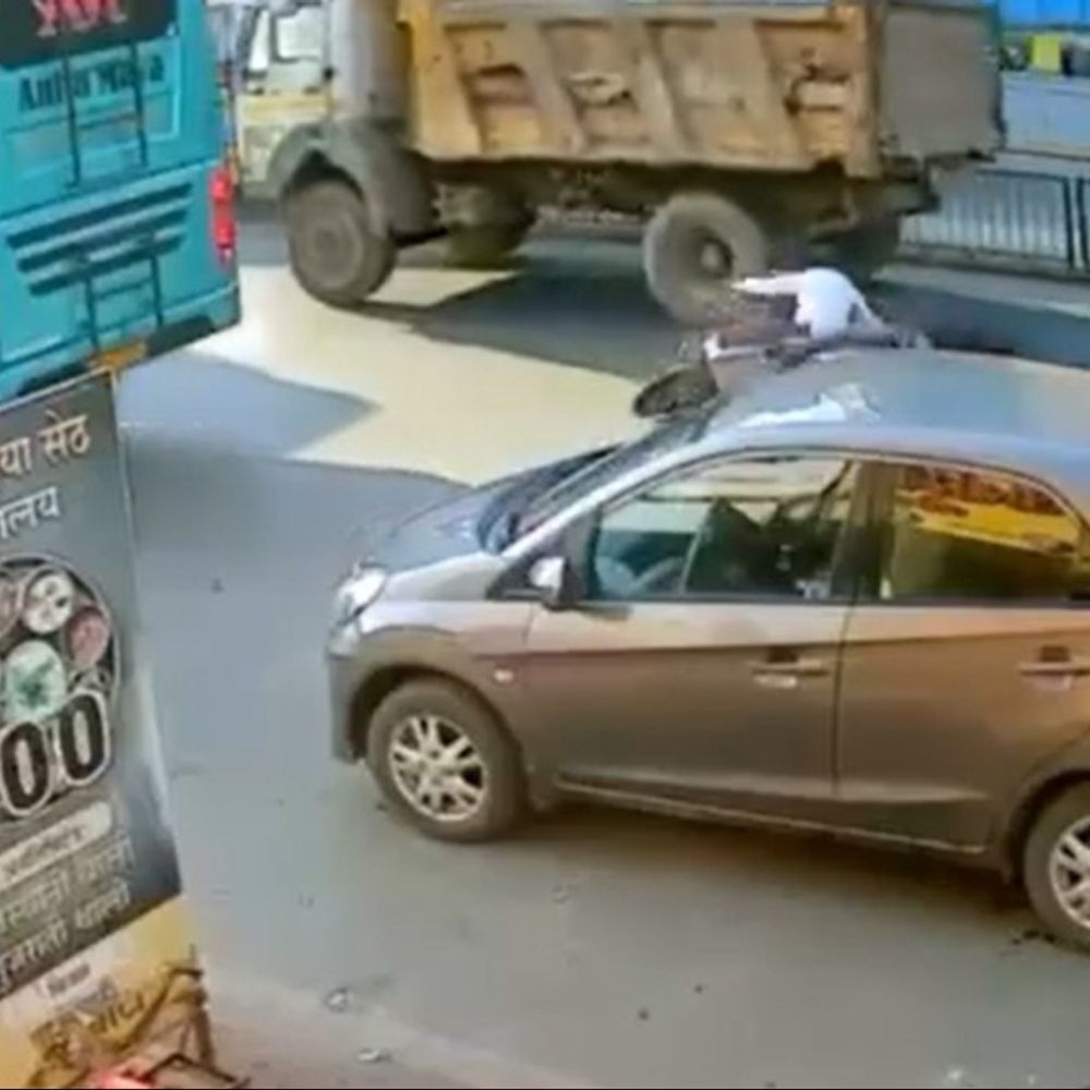 AMC ડમ્પરથી મહિલાનું કમકમાટીભર્યું મોત, CCTV ફૂટેજ: વાળીનાથ ચોક પાસે જમાઈને મળવા જતા દંપતીને અકસ્માત.