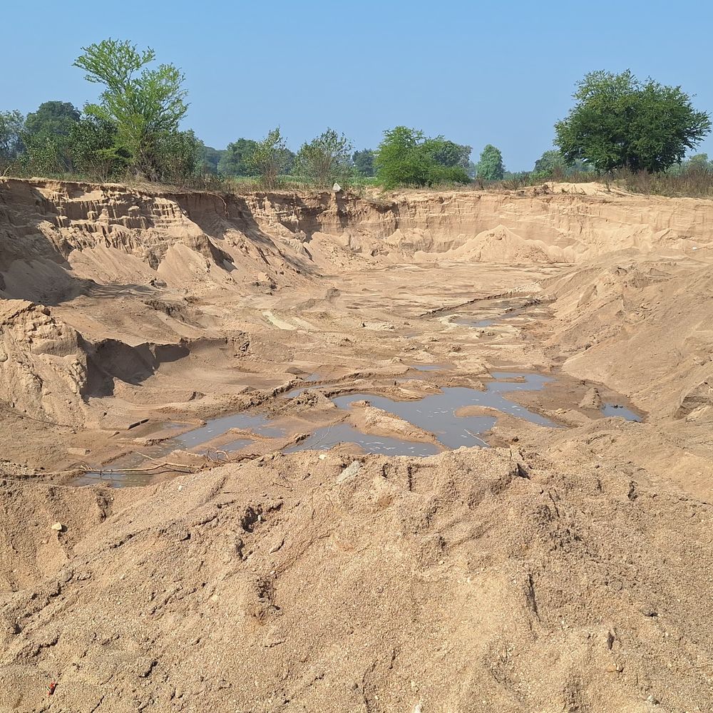 રતનપુર પછી નાનીરાસલીમાં જનતા રેડ, ગેરકાયદે રેતી ખનન કરતાં બે મશીન ઝડપ્યાં.