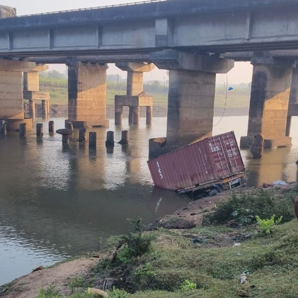 નવસારી: NH 48 પર ટ્રક પૂર્ણા નદીમાં, ડ્રાઇવર-ક્લીનર બચ્યા, સામાન્ય ઇજા સાથે હોસ્પિટલ ખસેડાયા.