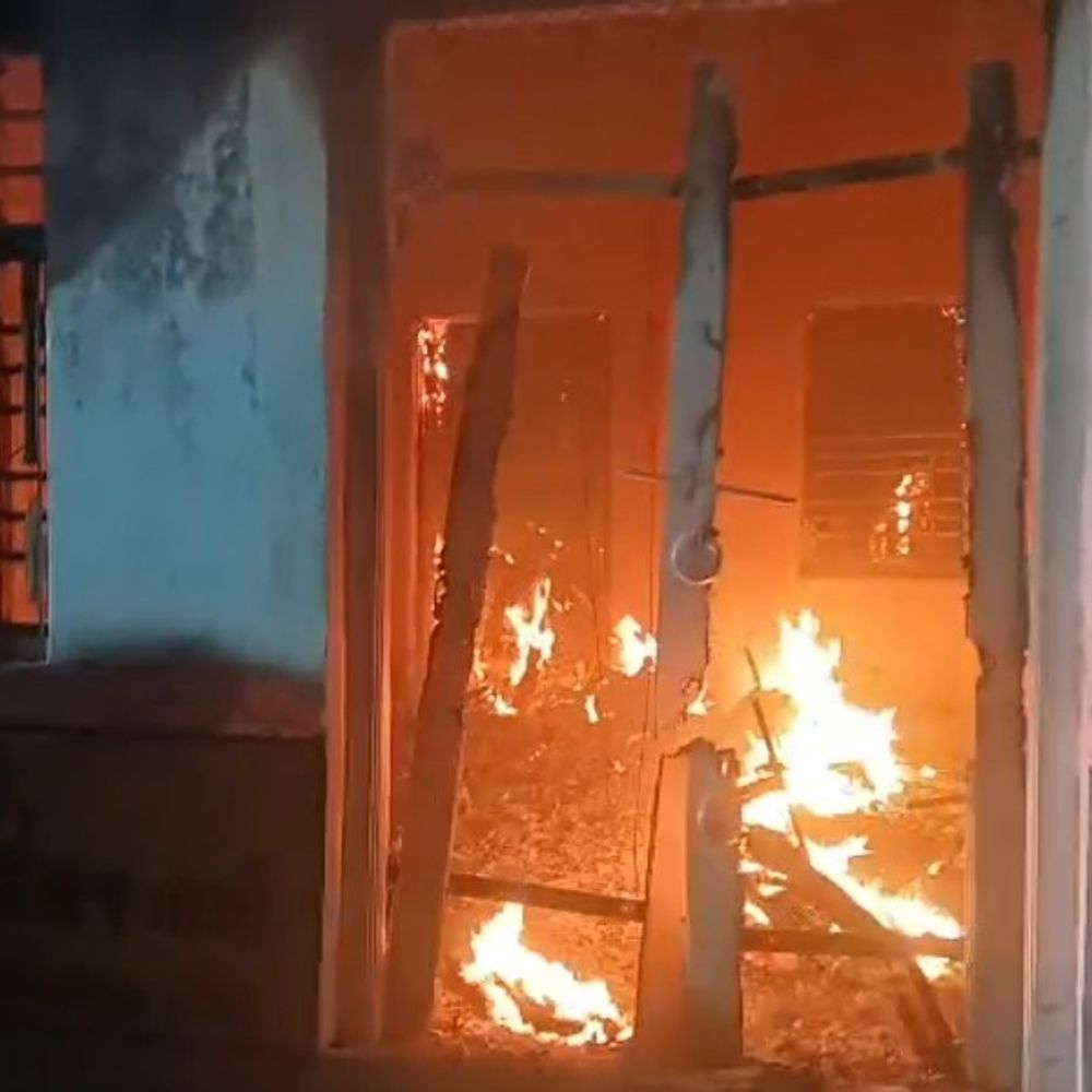 સુત્રાપાડા ધામળેજમાં આગ: બસ સ્ટેશન પાસે ત્રણ દુકાનો બળીને ખાખ, લાખોનું નુકસાન.