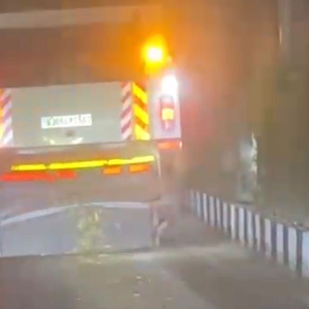 સ્વીપર મશીન દ્વારા કચરો ફેલાવવાની ઘટના: વિપક્ષ દ્વારા ભ્રષ્ટાચારનો આક્ષેપ, જ્યારે અધિકારીઓએ ટેકનિકલ ખામીને કારણભૂત ગણાવી.