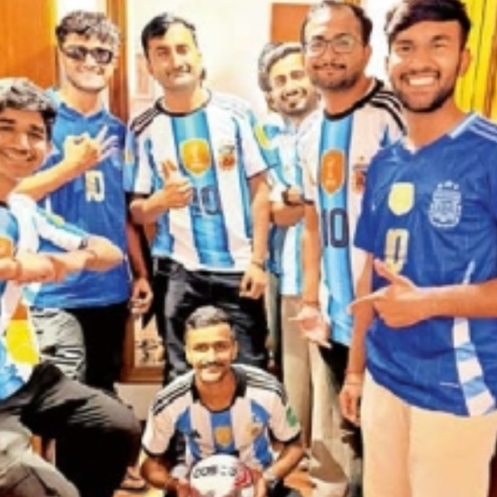 મુંબઈમાં ‘મેસ્સી’એ કીક મારેલો ફૂટબોલ ધાણેટીના ‘મેસ્સી’એ કેચ કર્યો