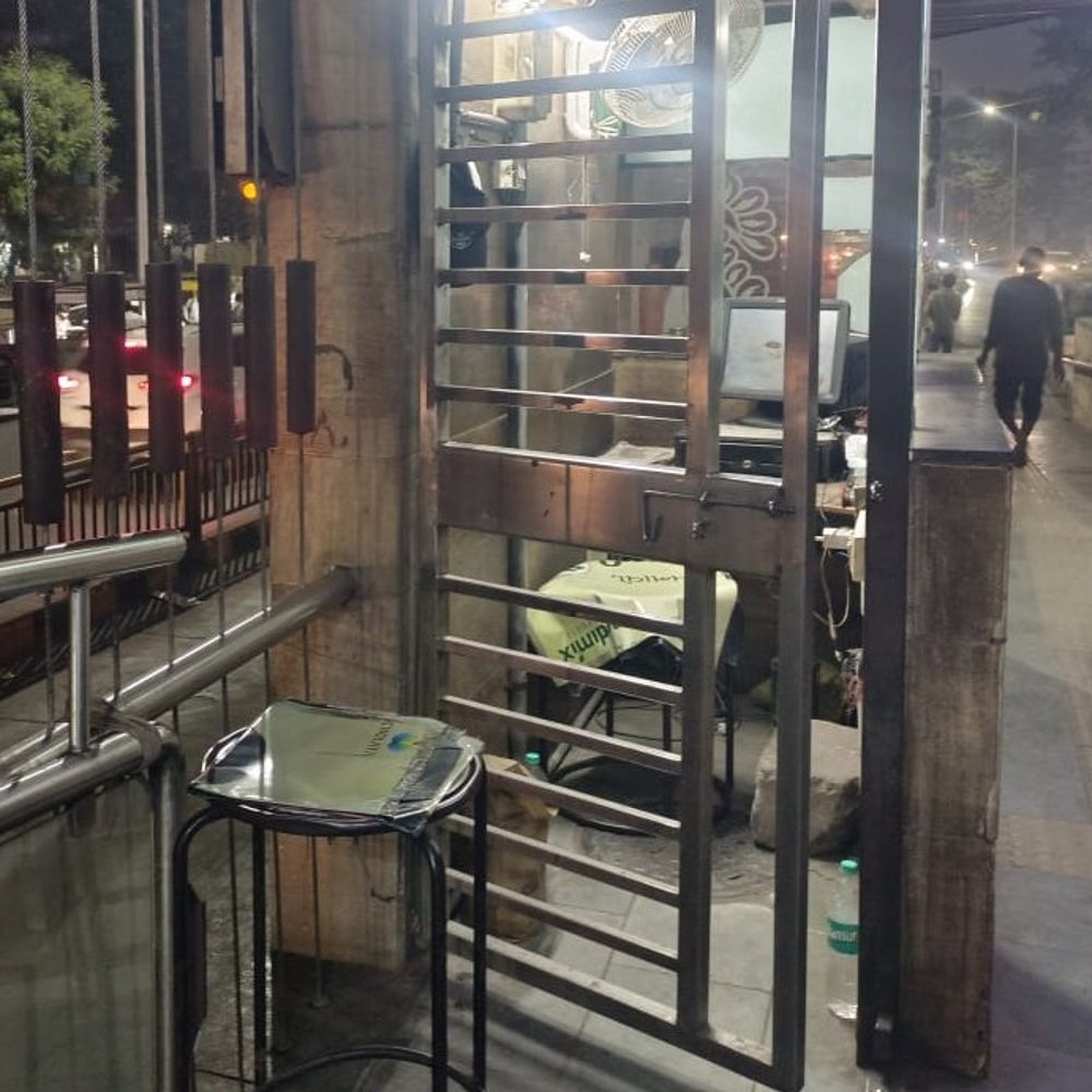 ટિકિટ સ્ટાફ ગાયબ થતા લોકોને વગર ટિકિટે મુસાફરી કરવી પડી; એજન્સીને દંડ.