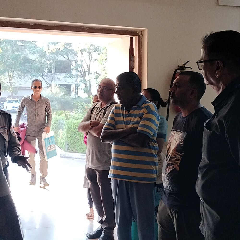 માં સામે દીકરાનું મોત: નવસારી કૃષિ યુનિ.માં ચોકીદારે શ્રમજીવી યુવકને હથિયારથી 8 ઘા ઝીંક્યા.