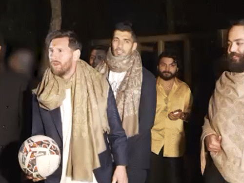 મેસ્સીએ હાથીના બચ્ચા સાથે ફૂટબોલ રમ્યો, વનતારામાં પ્રાણીઓ નિહાળ્યા, અનંત-રાધિકા સાથે પૂજા કરી.