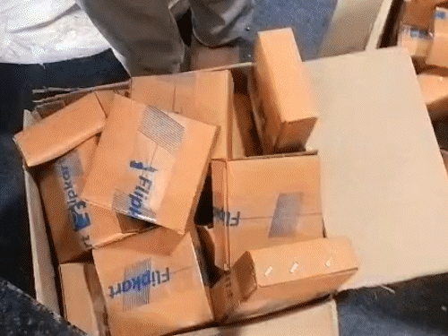 સુરતમાં નકલી બ્યુટી પ્રોડક્ટ્સનું કારખાનું ઝડપાયું; ફ્લિપકાર્ટમાં અડધી કિંમતે વેચતો યુવક પકડાયો.