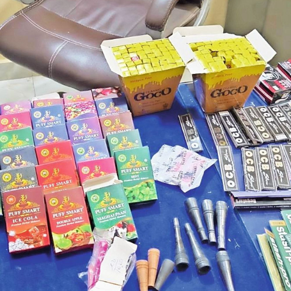 નવસારી પોલીસે નશીલા પદાર્થોના વેપારીઓ સામે કાર્યવાહી કરી; 21 વેપારીઓ પ્રતિબંધિત 'ગોગો પેપર'-રોલિંગ કોન સાથે ઝડપાયા.