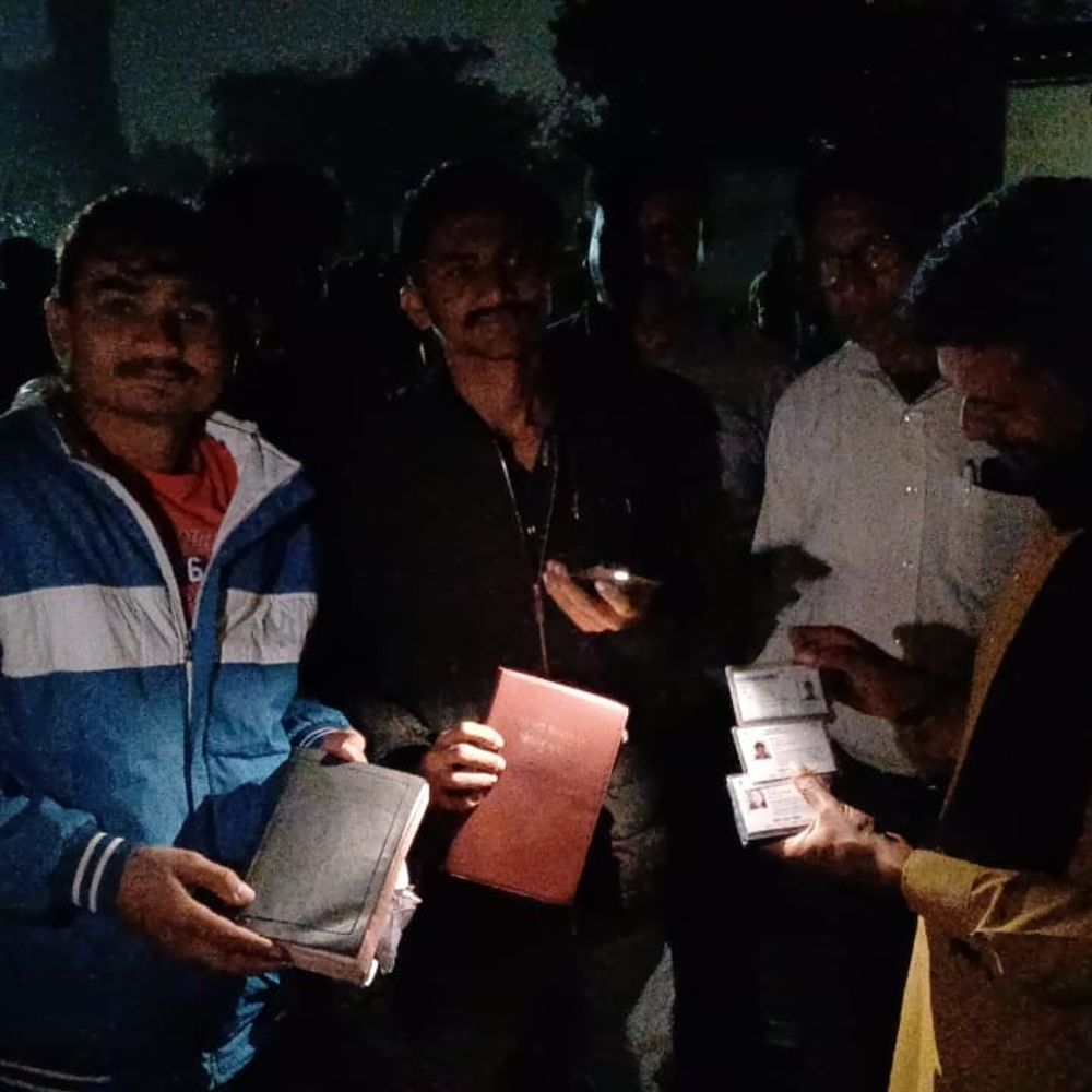 ક્રિસમસની રાત્રે પીપળીમાં ધર્મ પરિવર્તનની આશંકા: VHP-બજરંગ દળ પહોંચતા લોકો ભાગ્યા, પોલીસ તપાસ, MP પાસિંગ ગાડીઓ મળી.