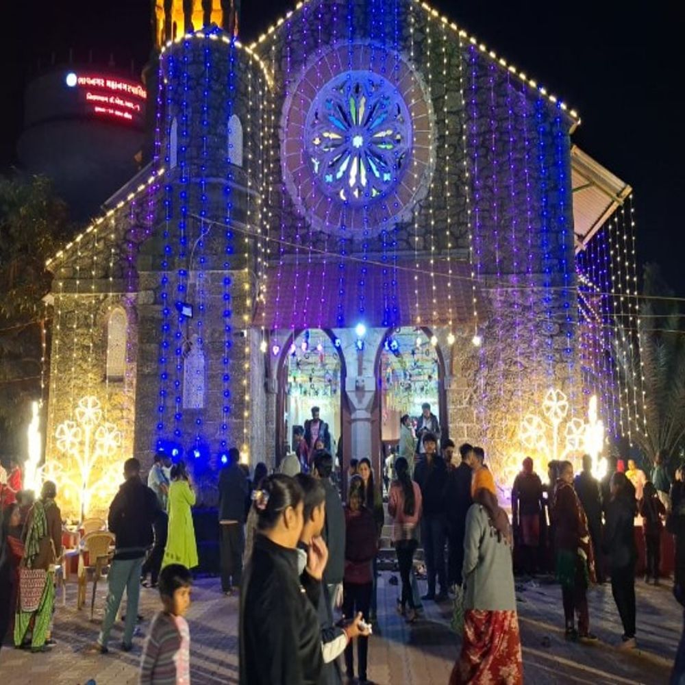 ભાવનગરમાં નાતાલની ઉજવણીનો આરંભ: ચર્ચમાં પ્રાર્થના, દેવળો Christmasની રોશનીથી ઝળહળ્યાં.