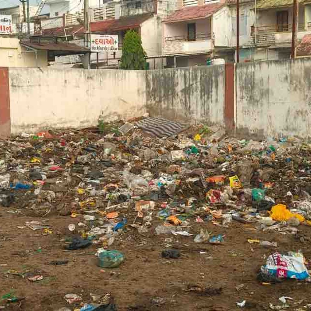 પાટણના પારેવા સર્કલ પાસે ગંદકી: રહીશો પરેશાન, 12 માસથી રજૂઆતો છતાં તંત્ર નિષ્ક્રિય, આંદોલનની ચીમકી.