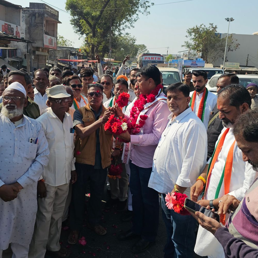 તેજગઢમાં જન આક્રોશ યાત્રા: અમિત ચાવડાની વેપારીઓ સાથે મુલાકાત અને GST, મોંઘવારી મુદ્દે ચર્ચા.