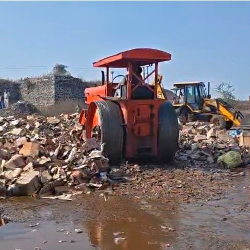 દાહોદના છાપરીમાં 9 કરોડથી વધુનો દારૂ નાશ: 6 પોલીસ મથકોનો 1.69 લાખ બોટલનો જથ્થો નષ્ટ.