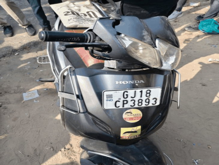 ઝુંડાલ બ્રિજ પાસે ટ્રક એક્ટિવા અથડાતા અકસ્માતમાં વૃદ્ધનું મોત, પત્નીનો પગ કપાયો.