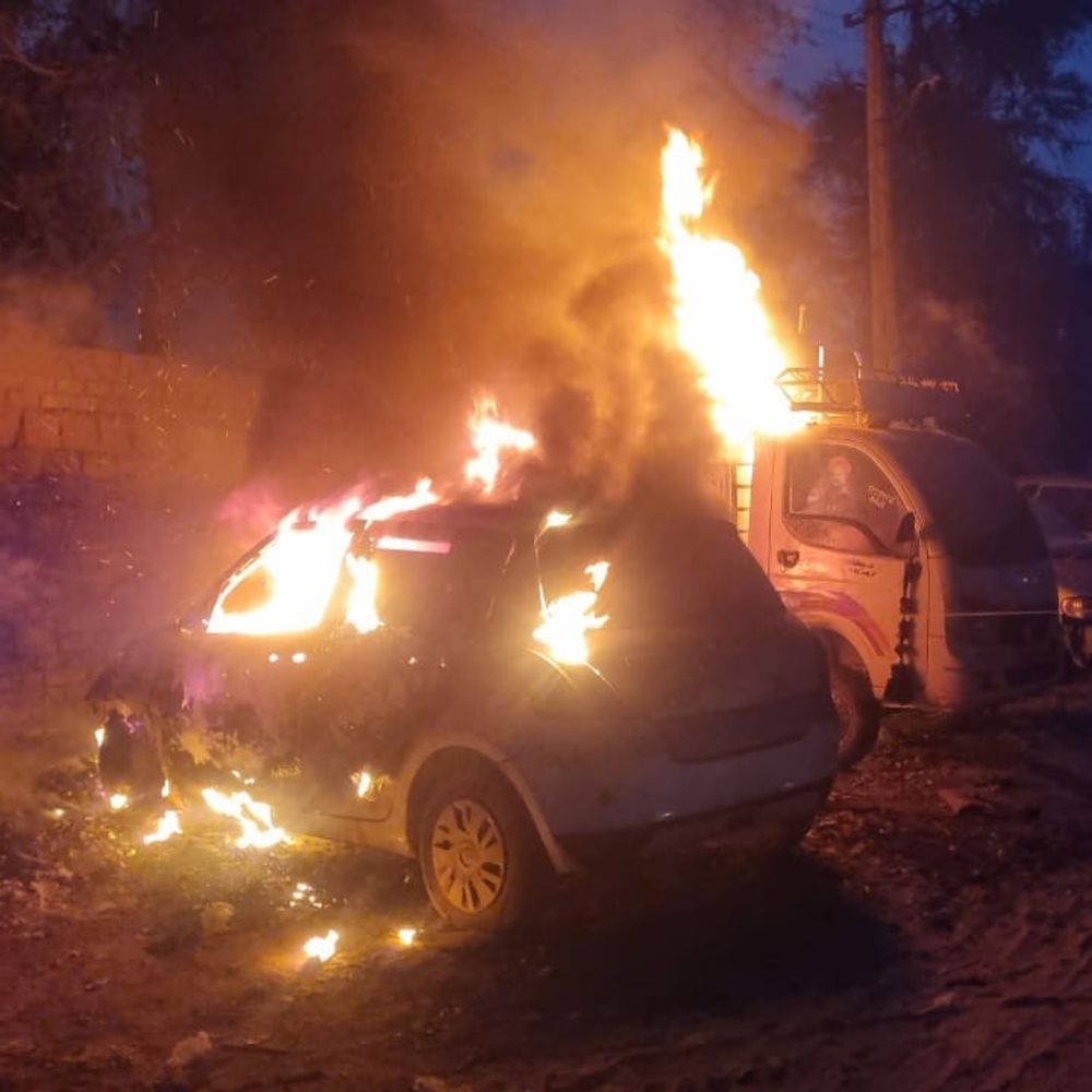 હિંમતનગરમાં બે વાહનોમાં આગ: ફાયર બ્રિગેડે આગ બુઝાવી, કારણ અકબંધ રહ્યું.