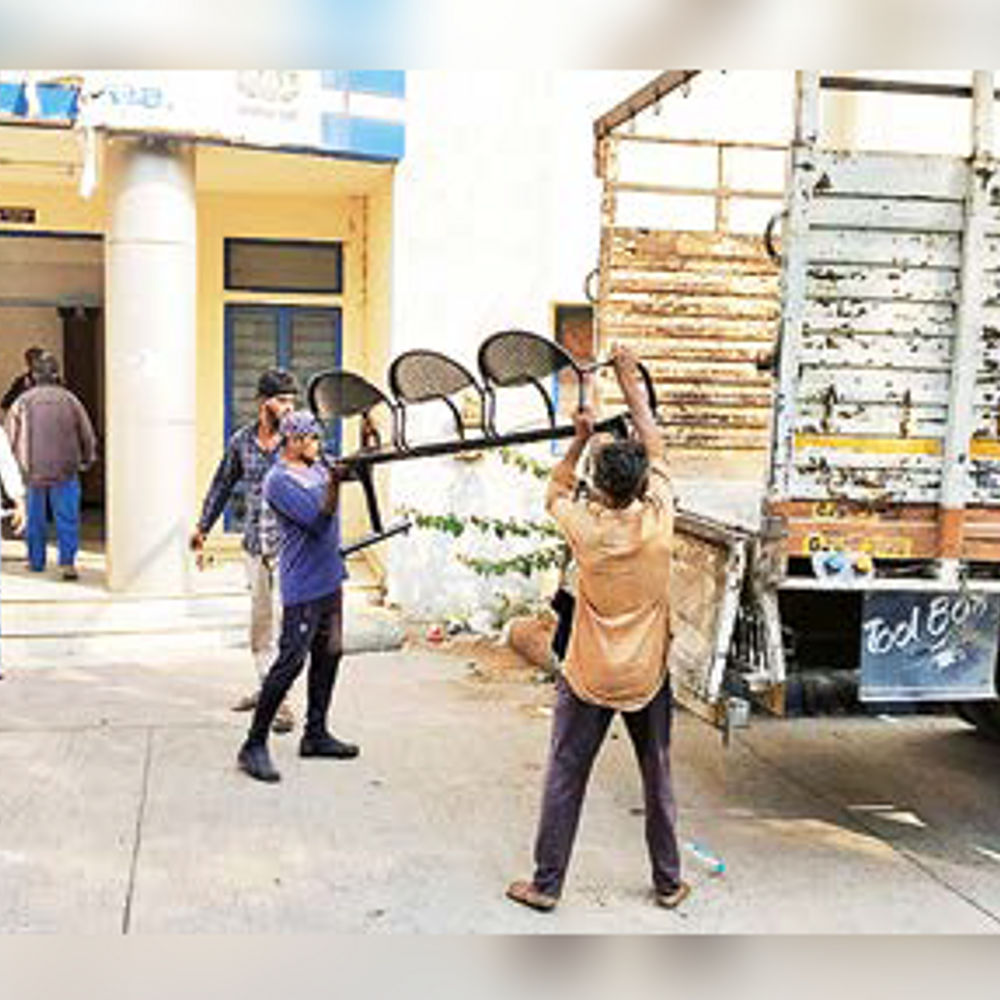 અદાલતના આદેશથી ઈન્ચાર્જ civil surgeonની ઓફિસમાંથી ફર્નિચર જપ્ત