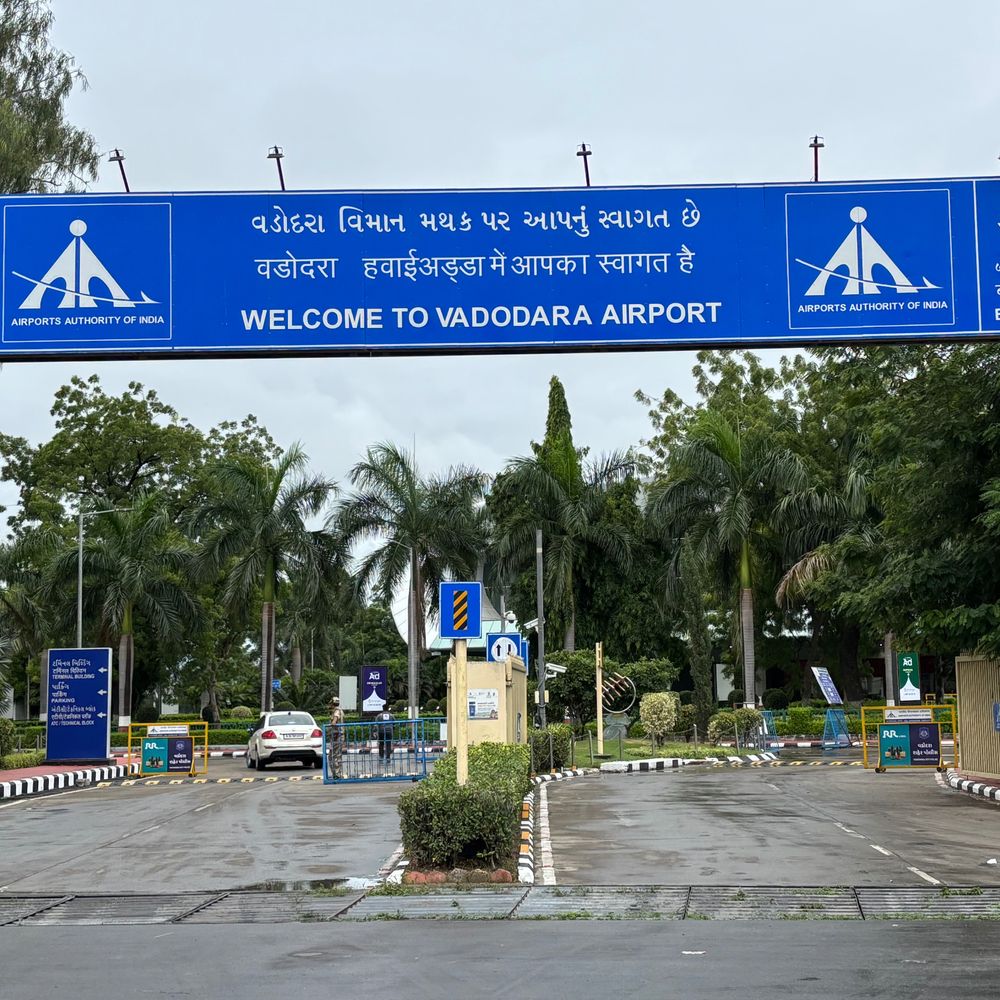 દિલ્હીથી વડોદરાની બે ફ્લાઈટ ખરાબ હવામાનને લીધે રદ, મુસાફરો અટવાયા, વૈકલ્પિક વ્યવસ્થા કે રિફંડ મળશે.