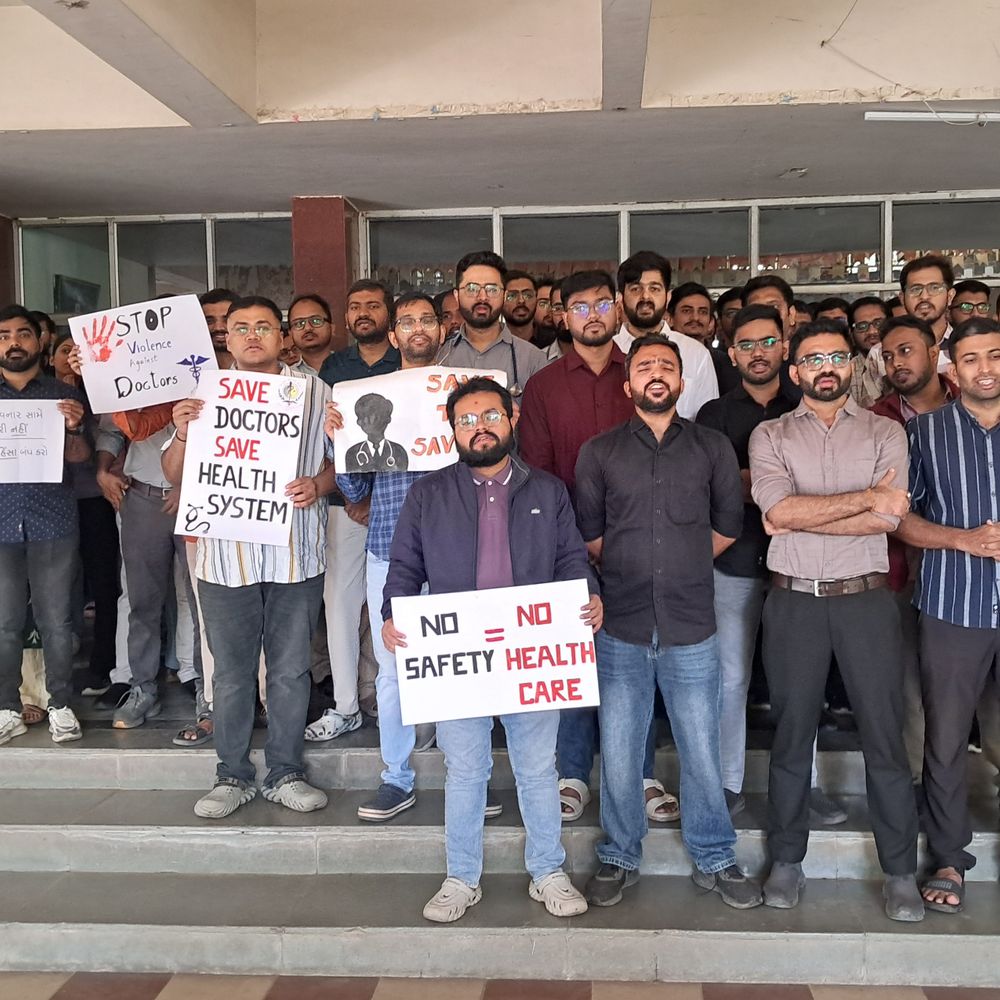 રાજકોટ સિવિલ હોસ્પિટલમાં ડોક્ટરોની હડતાળ: ન્યુરોસર્જન પર હુમલાના આરોપીઓ સામે કડક કાર્યવાહીની માંગણી, દર્દીઓને મુશ્કેલી.