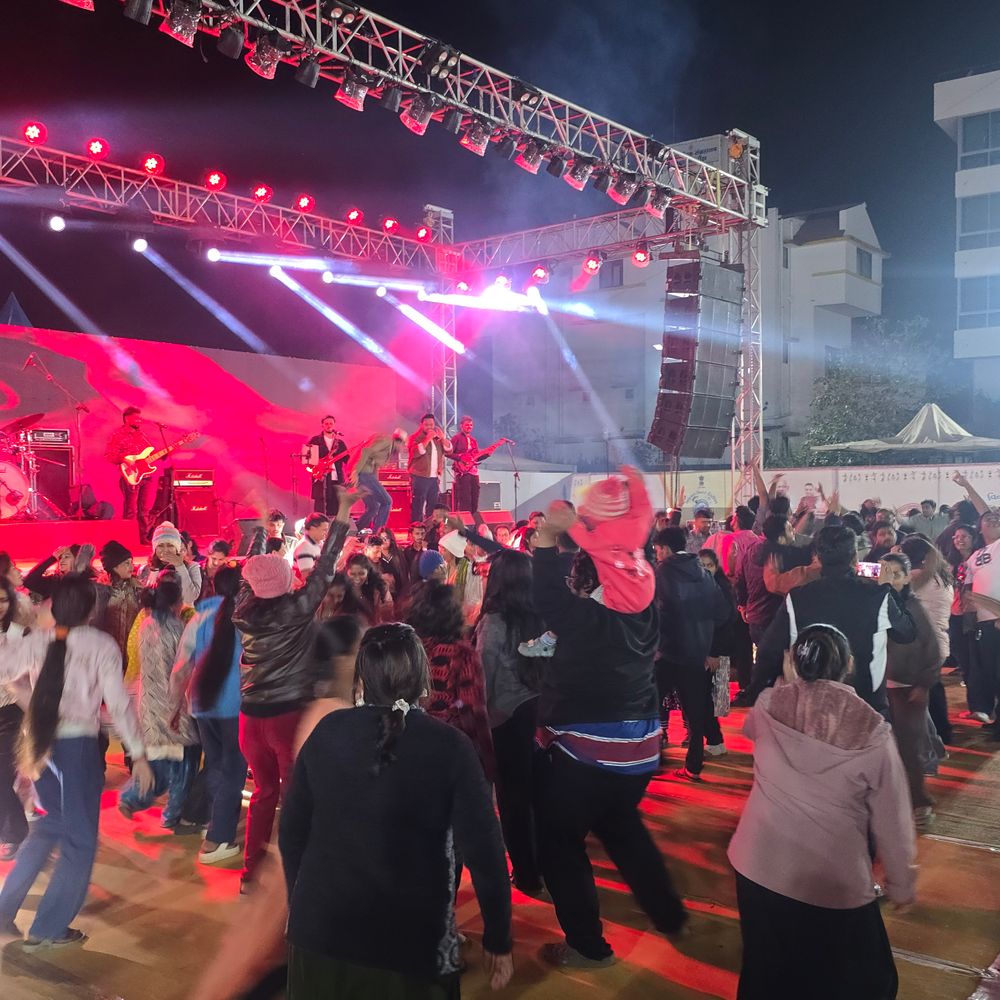 સાપુતારામાં થર્ટી ફર્સ્ટની ઠંડી ભીડ: પાંચ વર્ષમાં પહેલીવાર ઓછી જનમેદની, છતાં વિન્ટર ફેસ્ટિવલમાં ઉજવણી થઈ.