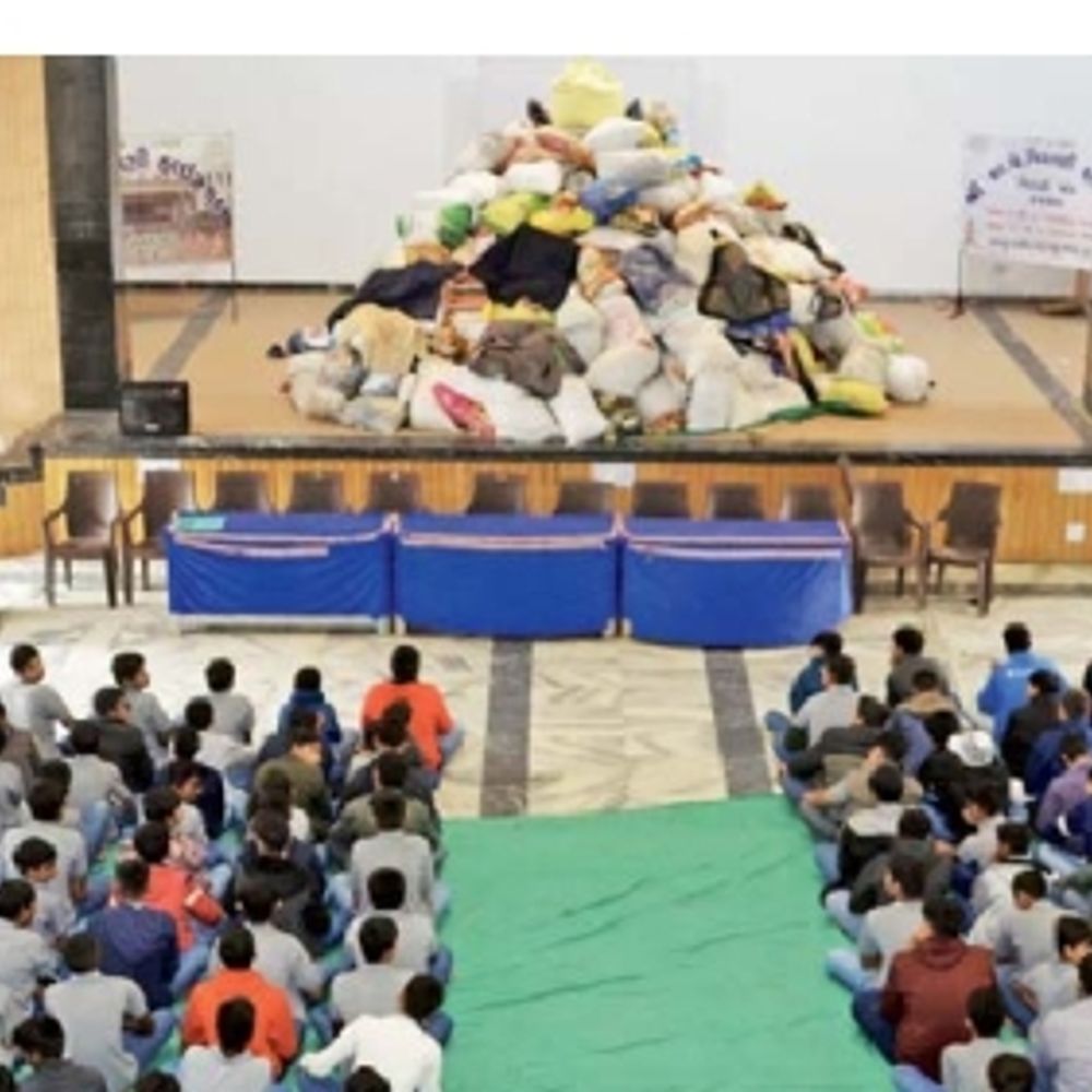 પાર્ટી નહીં, પુણ્યથી 31st: ગરીબોને 24 હજાર વસ્ત્રો અને દિવ્યાંગોને રાશન કિટ આપી નવું વર્ષ ઉજવ્યું.