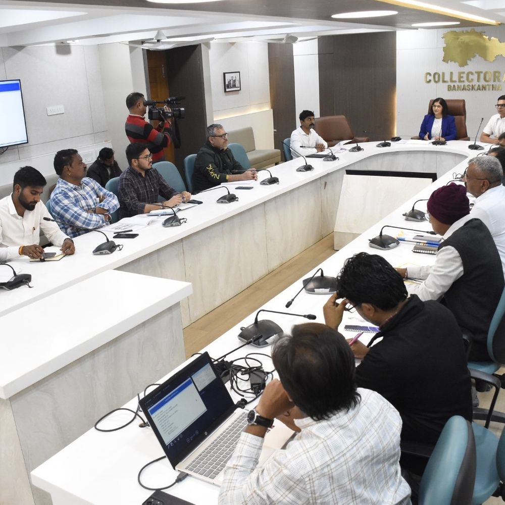 બનાસકાંઠા: પ્રભારી સચિવ મોના ખંધારની વિકસિત ગુજરાત @2047 અંતર્ગત વિકાસ કાર્યોની સમીક્ષા બેઠક.